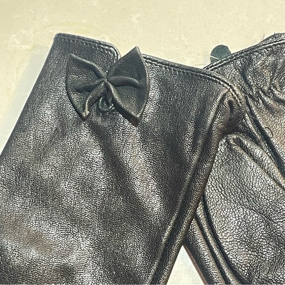 LEATHER BLACK GLOVES WITH BOW ONE SIZE SOFT LEATHER - Picture 2 of 13